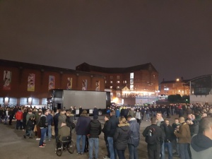 Queue for signed books Tommy Robinson Manchester.jpeg